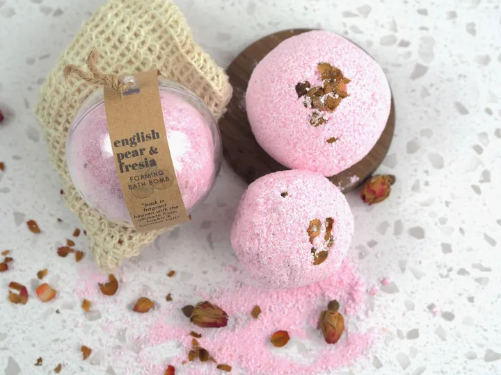 Naam English Pear & Freesia Foaming Bath Bomb