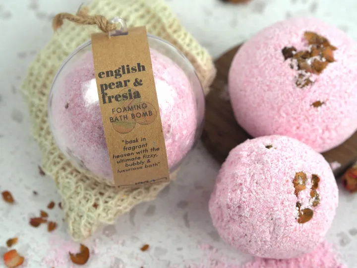 Naam English Pear & Freesia Foaming Bath Bomb