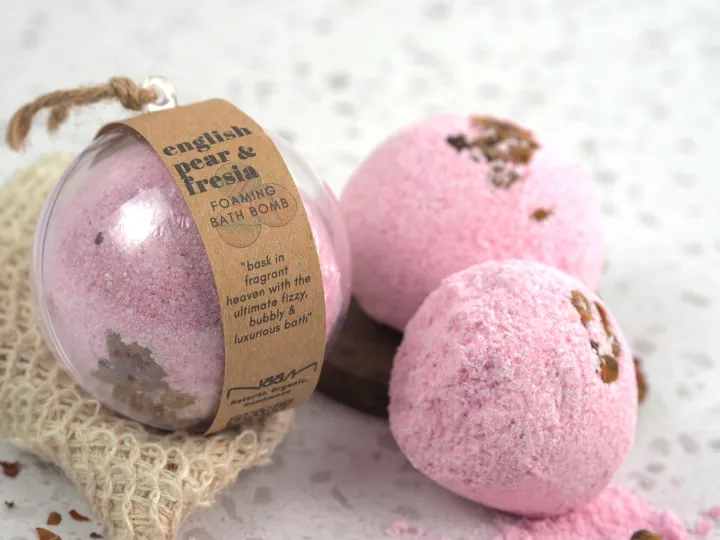 Naam English Pear & Freesia Foaming Bath Bomb